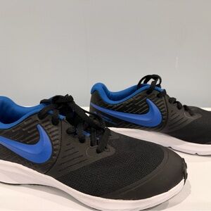 Nike Star Runner Boys Size 4 NWOT